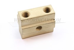 Collecteur tuyau de frein (6 pc) -pièce utilisée Volvo Amazon 1800 gescheiden remsysteem 140 164 op subframe linksvoor 677610