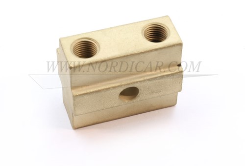 Brake lines (6 circuits) junction -used part- Volvo Amazon 1800 gescheiden remsysteem 140 164 op subframe linksvoor 677610