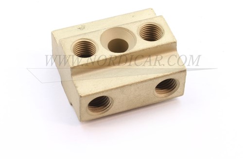 Brake lines (6 circuits) junction -used part- Volvo Amazon 1800 gescheiden remsysteem 140 164 op subframe linksvoor 677610-2