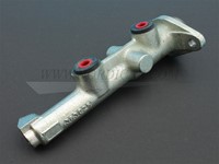 Master brake cylinder Volvo 240 260 (leidingen rechts) 8111006 Voor autos met injectie moto